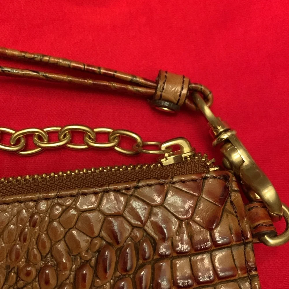 Brahmin wristlet
Used but great condition
9 inches by 5 1/2 inches - Picture 4 of 6